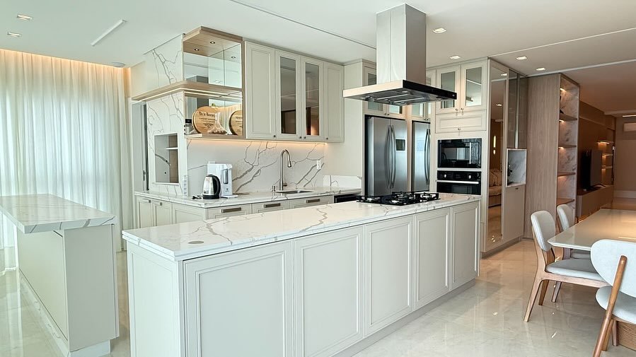 Cozinha branca contemporânea com ilha em pedra natural