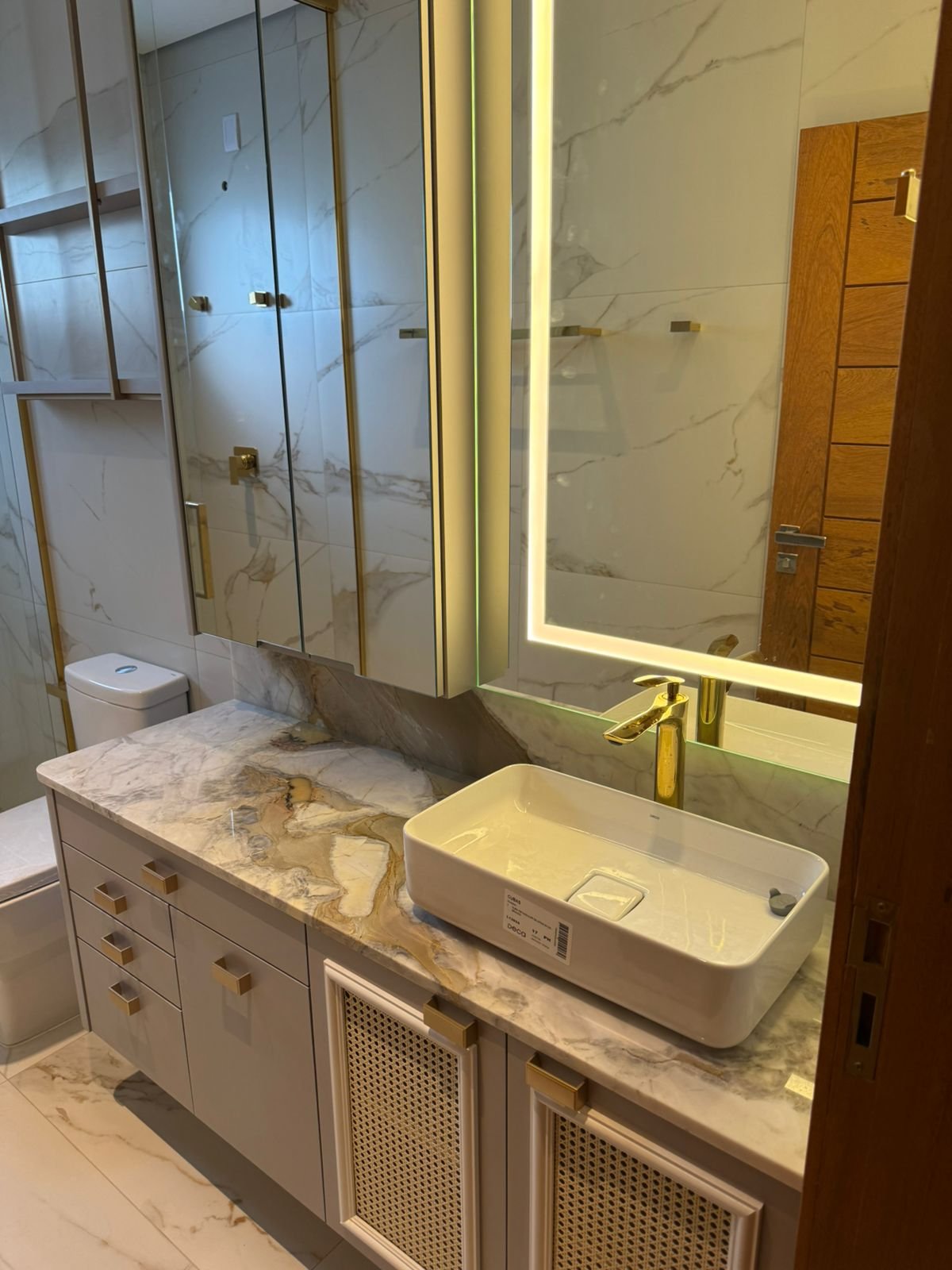 Banheiro premium com detalhes em pedra